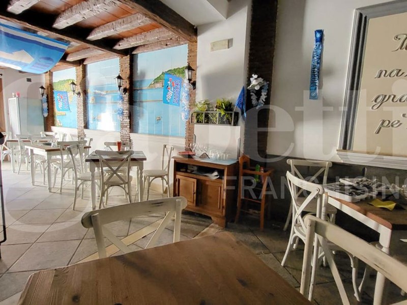 Negozio in Affitto a Napoli, 1'000€, 60 m², arredato
