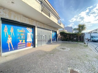 Immobile commerciale in Affitto a Giugliano in Campania, 2'500€, 260 m²