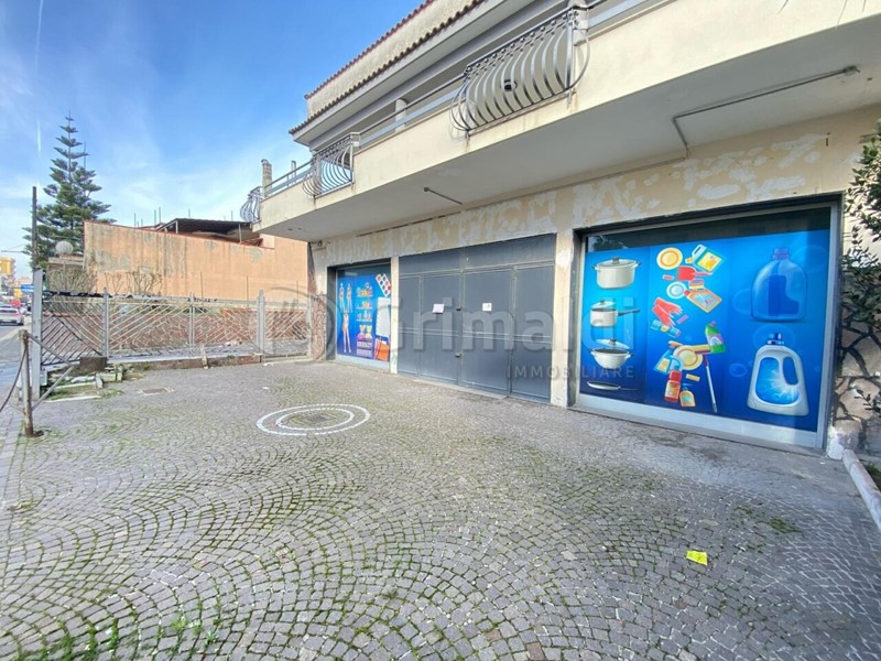 Immobile commerciale in Affitto a Giugliano in Campania, 2'000&euro;, 260 m²