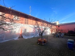 Casa Indipendente in Vendita a Stroppiana, 198'000€, 476 m²