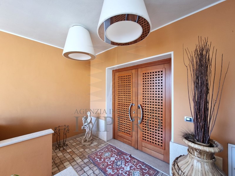 Appartamento in Vendita a Ventimiglia, zona Centro, 2'500'000€, 300 m², con Box