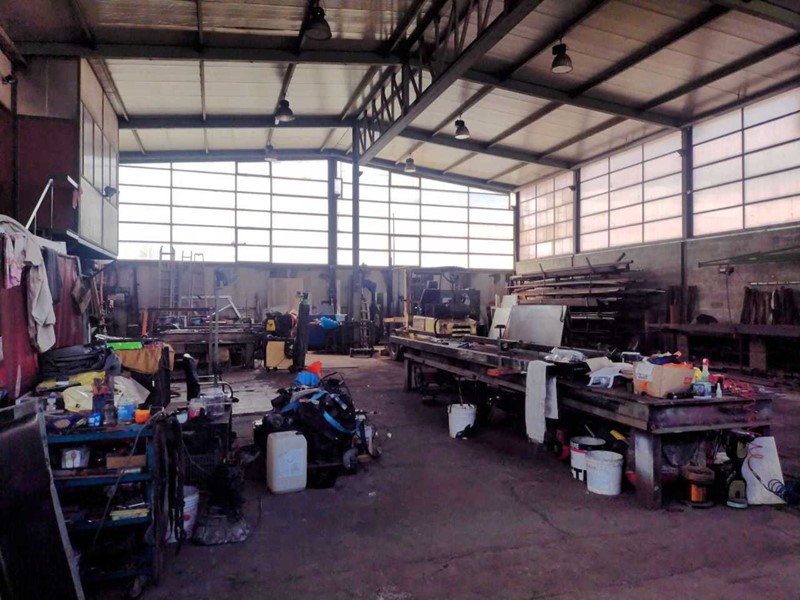 Capannone in Vendita a Carrara, 580 m²