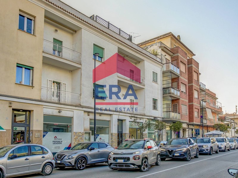 Negozio in Affitto a Pomezia, zona Centro, 2'000€, 190 m²