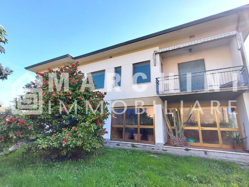 Villa in Vendita a Lucca, zona San Concordio Contrada, 520'000€, 300 m², con Box