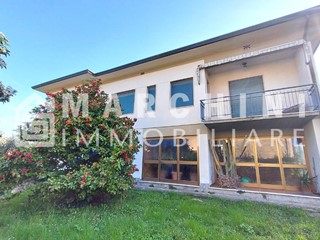 Villa in Vendita a Lucca, zona San Concordio Contrada, 499'000&euro;, 300 m², con Box