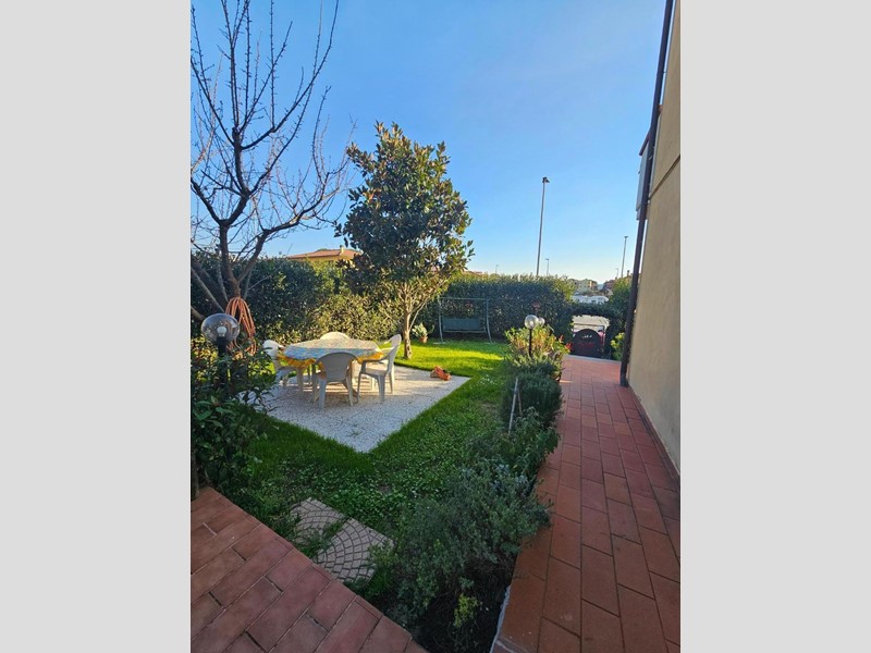 Villa bifamiliare in Vendita a Collesalvetti, 330'000&euro;, 150 m², con Box