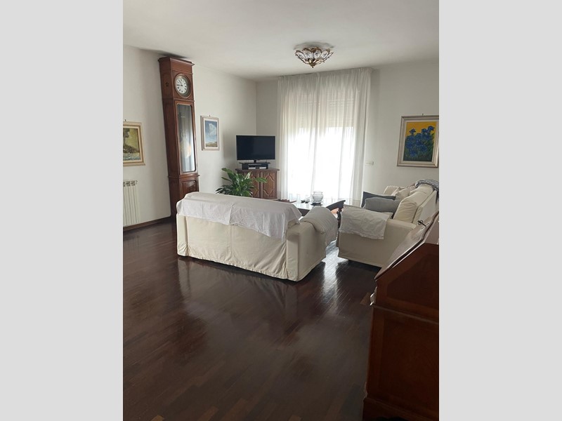 Attico in Vendita a Carrara, 300'000€, 170 m², arredato