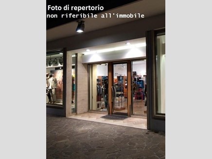 Negozio in Affitto a Lucca, 2'000€, 110 m²