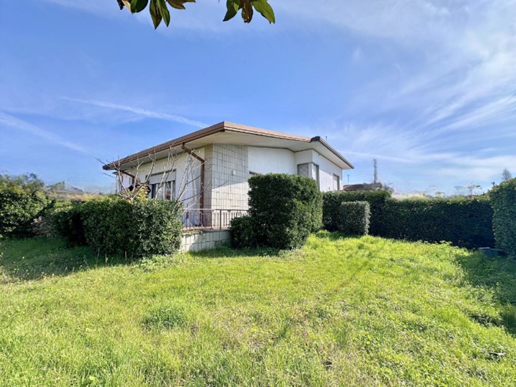 Casa Indipendente in Vendita a Pietrasanta, zona Tonfano, 700'000€, 140 m²