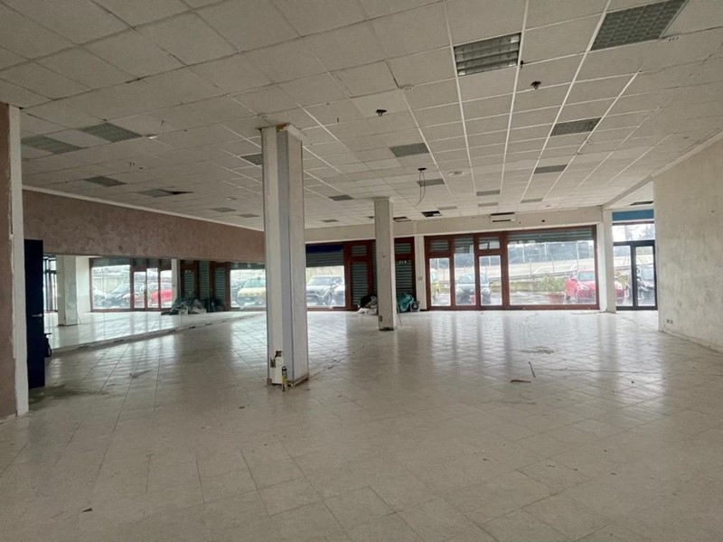 Negozio in Affitto a Fiumicino, 4'300€, 305 m²