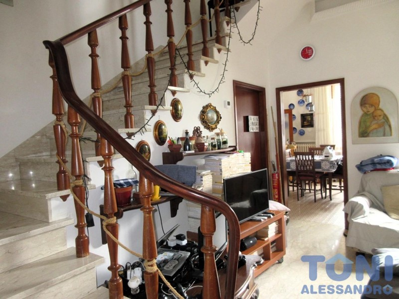 Villa bifamiliare in Vendita a Empoli, 500'000€, 200 m², con Box