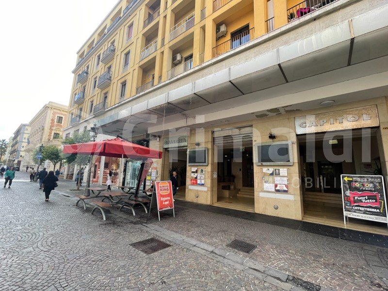 Attività commerciale in Affitto a Salerno, 4'000€, 170 m²