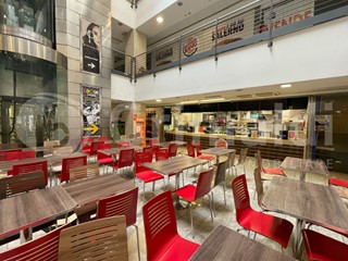 Attività commerciale in Affitto a Salerno, 4'000€, 170 m²