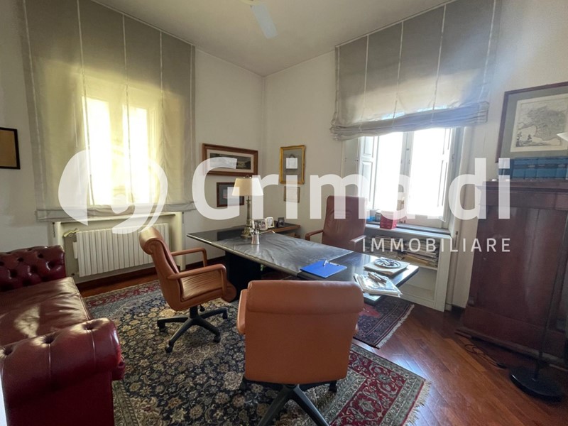 Ufficio in Affitto a Salerno, 1'100€, 85 m²