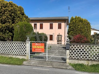 Casa Indipendente in Vendita a Rovigo, zona Cantonazzo, 85'000€, 150 m², arredato, con Box