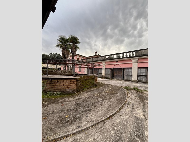 Immobile commerciale in Affitto a Zugliano, 1'000€, 601 m², con Box