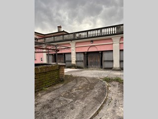 Immobile commerciale in Affitto a Zugliano, 1'000€, 601 m², con Box