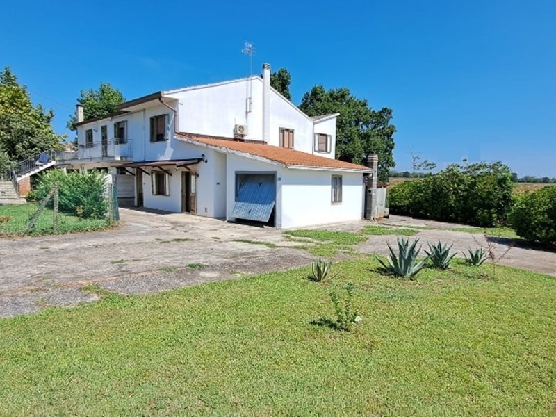 Villa in Vendita a Ceregnano, zona FRAZIONI - ZONA RURALE, 62'000€, 155 m², con Box