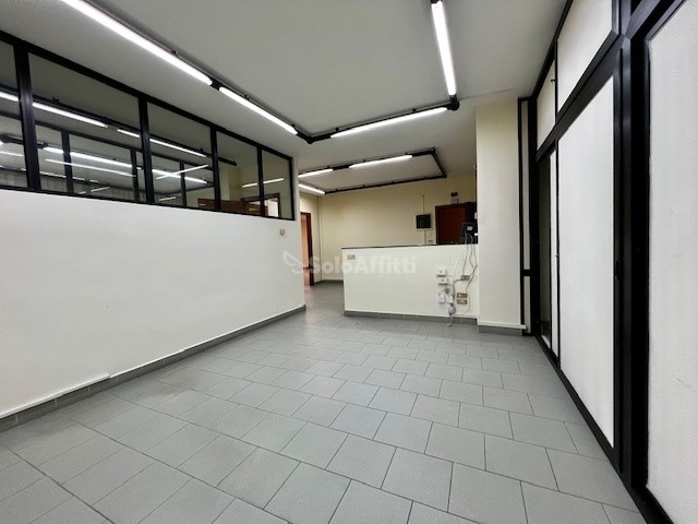 Ufficio in Affitto a Bari, zona Picone, 1'500€, 150 m²