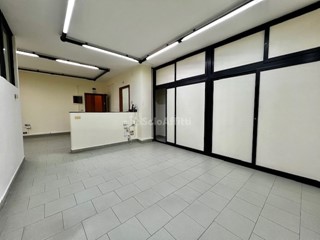 Ufficio in Affitto a Bari, zona Picone, 1'500€, 150 m²