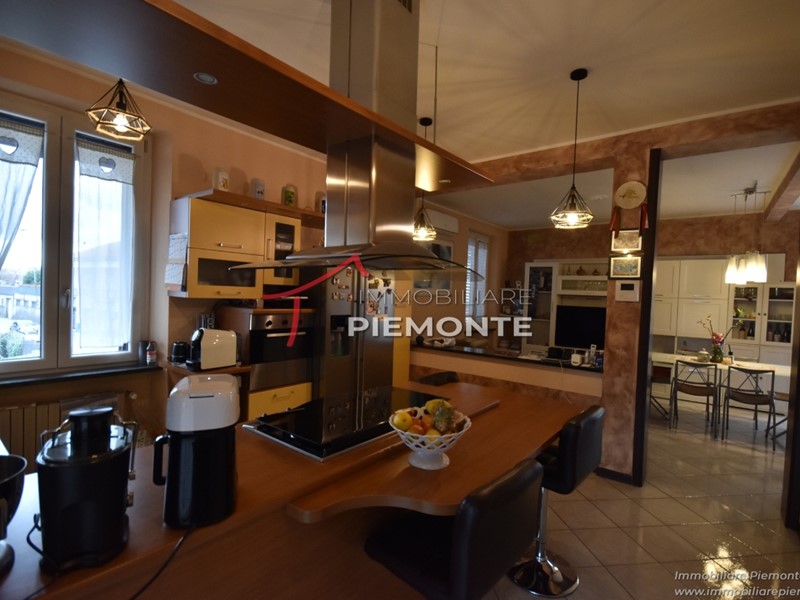 Casa Indipendente in Vendita a Borgomanero, 270'000€, 270 m², con Box