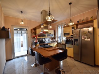 Casa Indipendente in Vendita a Borgomanero, 270'000€, 270 m², con Box