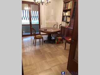 Appartamento in Vendita a Carrara, 170'000€, 150 m²