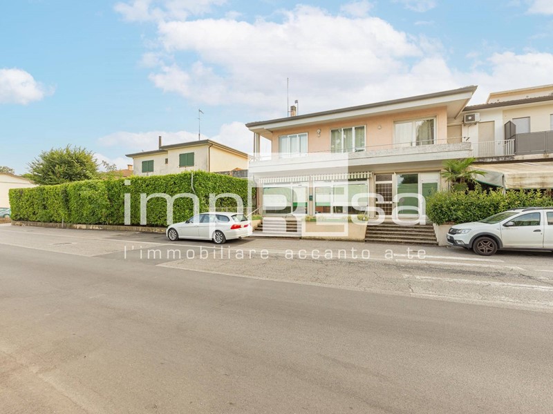 Casa Indipendente in Vendita a Breda di Piave, zona Breda, 360'000€, 540 m²