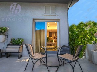 Villa bifamiliare in Vendita a Forte dei Marmi, zona Vittoria Apuana, 1'600'000€, 150 m², arredato