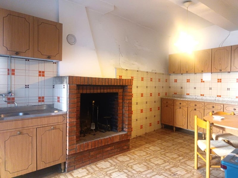 Appartamento in Vendita a Coreglia Antelminelli, zona Ghivizzano Castello, 40'000&euro;, 120 m²