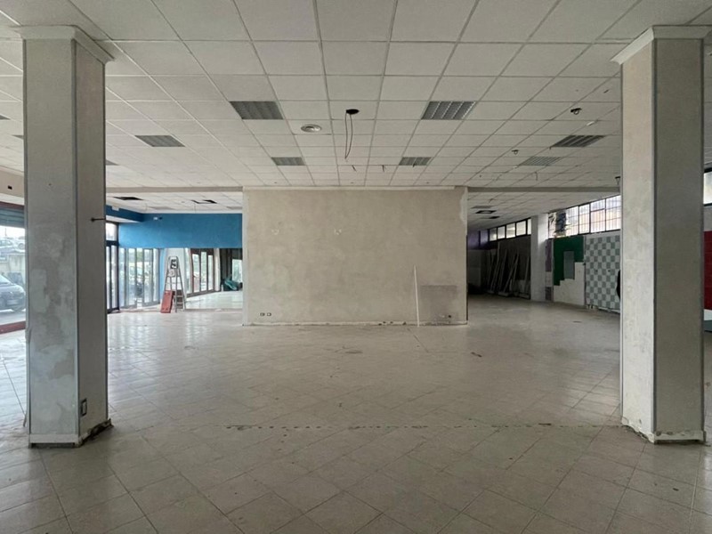 Negozio in Affitto a Fiumicino, zona Aranova, 1'600€, 93 m²