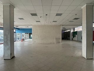 Negozio in Affitto a Fiumicino, zona Aranova, 1'600€, 93 m²