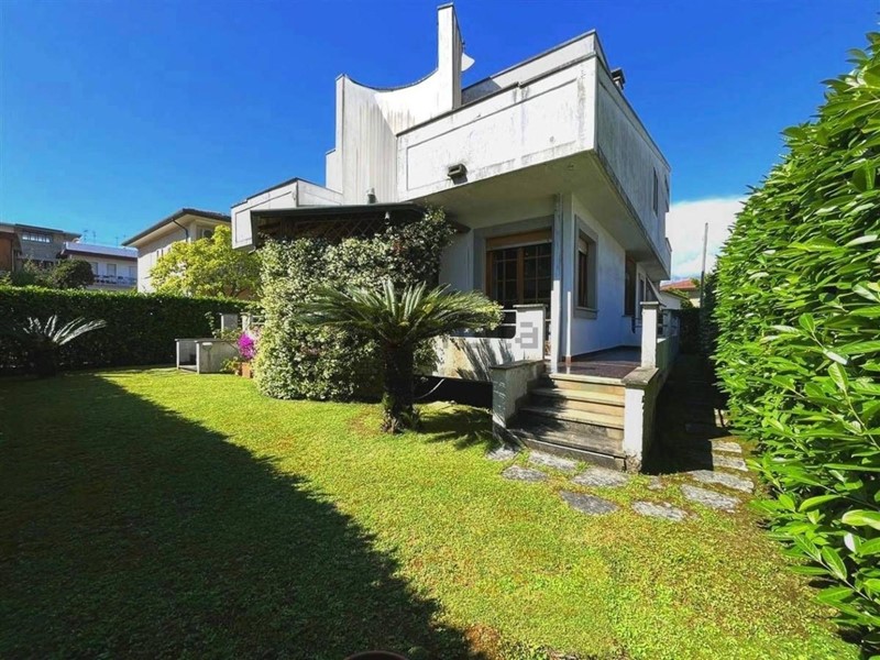 Villa in Vendita a Massa, zona Marina di Massa, 680'000&euro;, 270 m², arredato