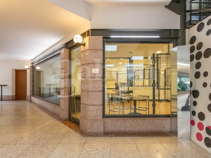 Negozio in Affitto a San Vito al Tagliamento, 700€, 95 m², arredato