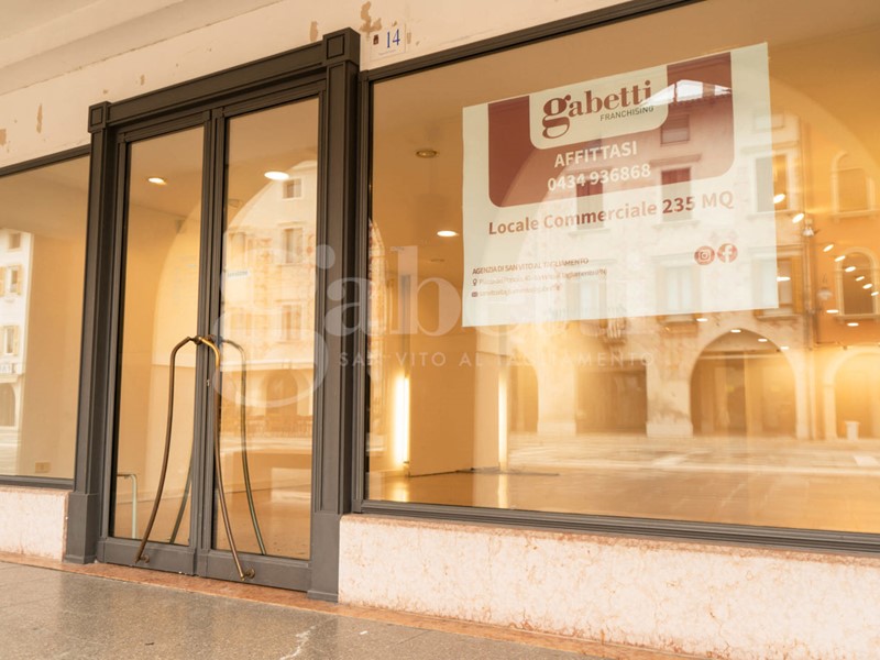 Negozio in Affitto a San Vito al Tagliamento, 2'200€, 250 m²