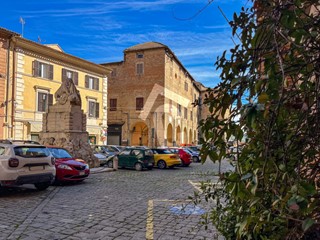 Appartamento in Vendita a Jesi, zona ZONA 1A, 140'000€, 168 m²