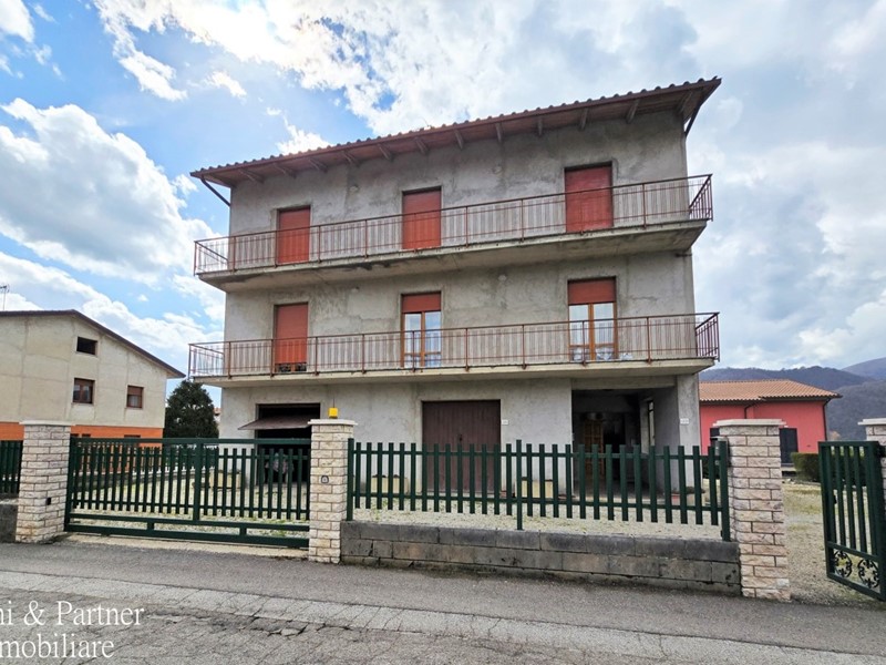 Casa Indipendente in Vendita a Perugia, zona Resina, 250'000€, 250 m², con Box