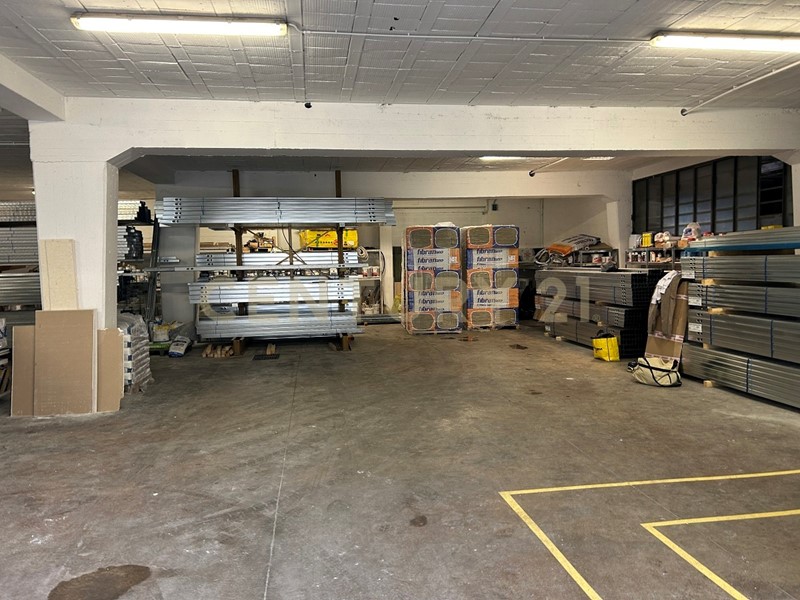 Capannone in Affitto a San Martino Buon Albergo, 800€, 400 m², arredato, con Box