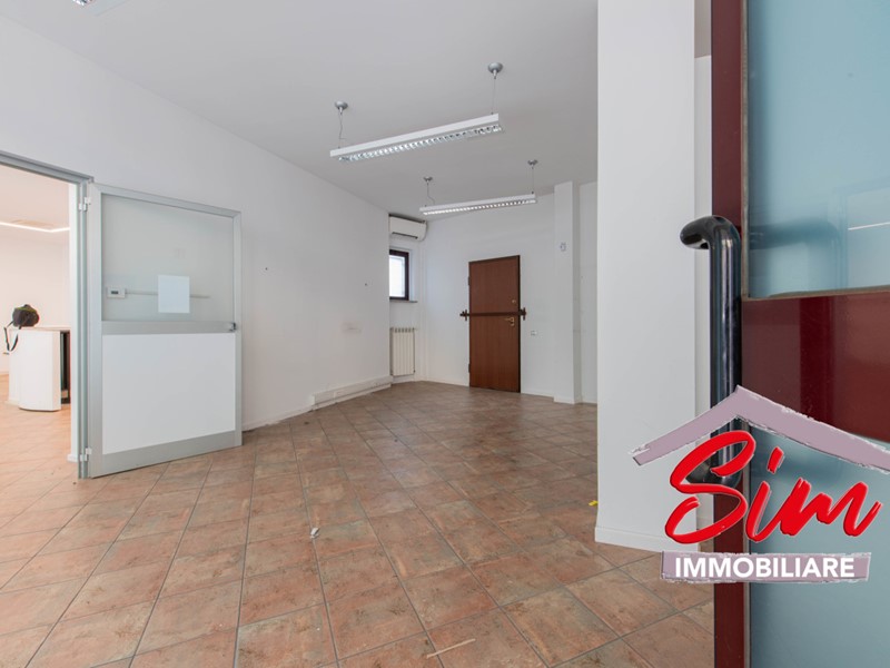 Ufficio in Vendita a Novara, zona Semicentro, 99'000€, 130 m²