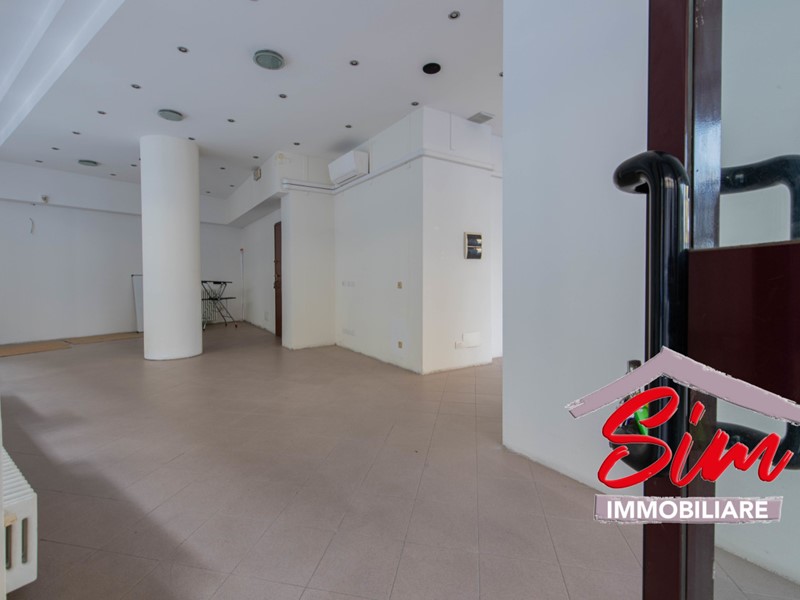 Immobile commerciale in Vendita a Novara, zona Semicentro, 99'000€, 150 m²