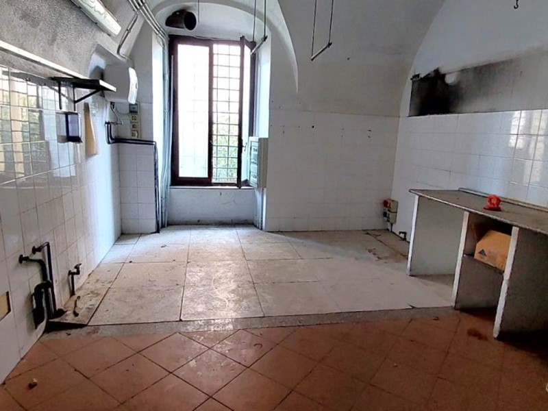Attività commerciale in Affitto a Imperia, zona Porto Maurizio, 800€, 180 m²