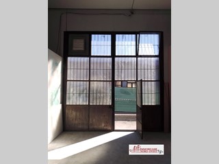 Capannone in Vendita a Settimo Milanese, 200'000€, 190 m²