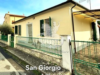 Casa Indipendente in Vendita a Cascina, zona Badia, 285'000€, 120 m², con Box