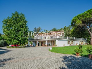 Villa in Vendita a Lucca, zona Carignano, 1'680'000&euro;, 550 m²
