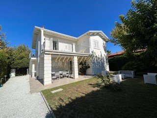 Villa in Vendita a Forte dei Marmi, zona Vittoria Apuana, 2'300'000€, 200 m², arredato