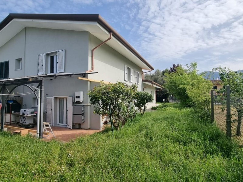 Villa bifamiliare in Vendita a Massa, zona Ronchi, 379'000&euro;, 140 m²