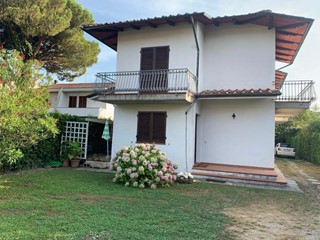 Villa bifamiliare in Vendita a Montignoso, zona Cinquale, 380'000€, 95 m²
