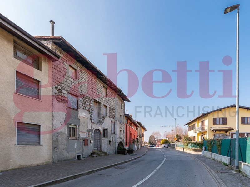 Casale in Vendita a Rovetta, 38'000€, 460 m²