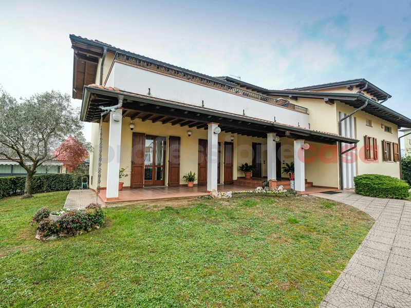 Villa in Vendita a Dalmine, 560'000€, 395 m²
