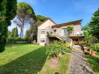 Casa Indipendente in Vendita a Lucca, zona san pietro a vico, 370'000&euro;, 219 m²